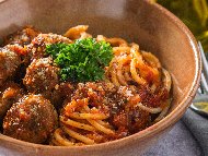 Спагети с телешки кюфтенца задушени в доматен сос
